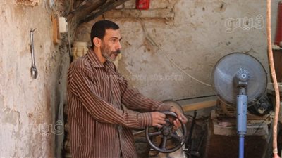  من داخل أقدم ورشة لصناعة الخشب بالدرب الأحمر، أحد العمال: المهنة دي مش سهلة (فيديو)