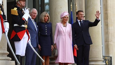 الملك تشارلز يصل إلى باريس والرئيس ماكرون في استقباله