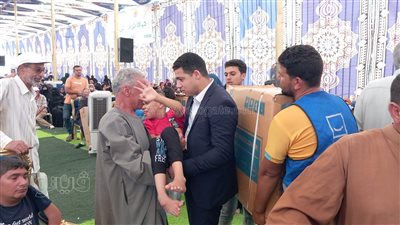 حياة كريمة توزع عددا من الكراسي المتحركة في الإسماعيلية (فيديو وصور) 