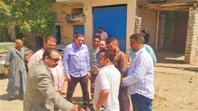 محافظ المنيا يوجه بتكثيف التواجد الميداني لمتابعة رصف الطرق والمحاور المرورية