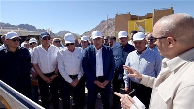 رئيس الوزراء يتفقد طريقي شق الثعبان و