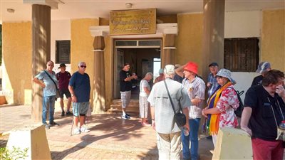 وفد سياحي متعدد الجنسيات يزور المناطق الأثرية بالمنيا