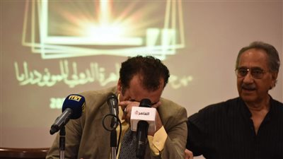 لحظة بكاء رئيس مهرجان أيام القاهرة للمونودراما أثناء إعلان تكريم الراحل مصطفى سليم (فيديو) 