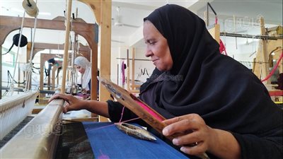 «الست زينب» سيدة النول في صعيد مصر: تعلمت الفركة بعد الستين.. الشغل مش عيب العيب.. والشال السياحي أبرز المنتجات