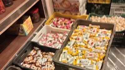 ضبط 9 آلاف قطعة حلوى مولد فاسدة داخل محل في طنطا (صور)