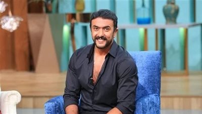 بالفانلة الحمالات، أحمد العوضي يروج لفيلم الإسكندراني