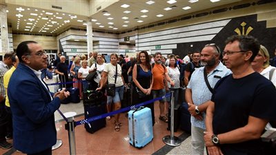 خلال مغادرته مطار طابا.. رئيس الوزراء يرحب بعدد من السائحين