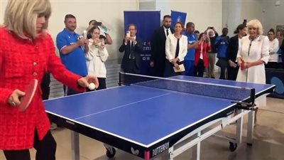 مواجهة من نوع آخر، مباراة حماسية في البينج بونج بين الملكة كاميلا وزوجة ماكرون (فيديو) 
