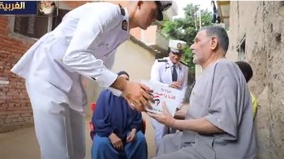 الداخلية تواصل توزيع عبوات غذائية ومستلزمات مدرسية على المواطنين (فيديو)