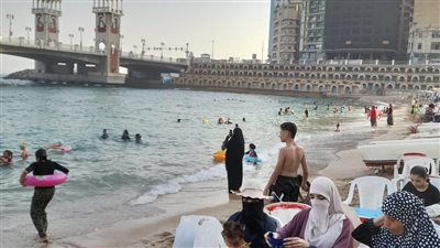 ختام الصيف، إقبال ضعيف على شواطئ الإسكندرية ورفع الرايات الصفراء والخضراء (صور)