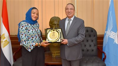 محافظ الإسكندرية يكرم منال رستم أول مصرية تصعد قمة جبال إيفرست