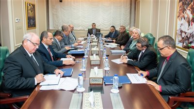 وزير الإنتاج الحربي يتابع موقف المشروعات الجاري تنفيذها بالشركات التابعة 