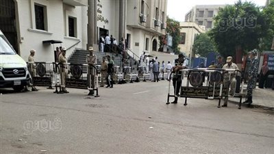 مشاهد من الجلسة الـ12 في محاكمة المتهمة بإنهاء حياة ابنها بالشرقية.. دفاع قاتلة طفلها يشيد باللجنة الخماسية وينتقد النيابة العامة.. والأم للقاضي: أنا تعبت وزهقت وعاوزة أروح البيت