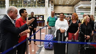 محافظ جنوب سيناء يرحب بالسائحين في مطار طابا 