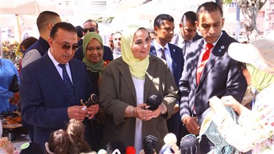 وزيرة التضامن ومحافظ الإسكندرية يفتتحان معرض فيمي هيلث بازار للمنتجات اليدوية