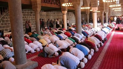  تفسير حلم صلاة المغرب في المنام وعلاقته بالبعدعن الناس وموت المريض 