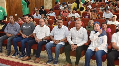 محافظ مطروح يتفقد ورش ملتقى الشباب والبيئة (صور)