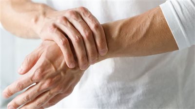  أهمها ألم نابض بالمفاصل، تعرف على أعراض الإصابة بالروماتويد