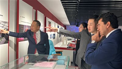 وزير الرياضة يزور أكبر منطقة للتصنيع التكنولوجي الرياضي في الصين