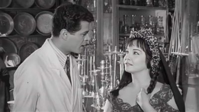 رغم نجاحه جماهيريا، أزمات صاحبت فيلم زقاق المدق، أبرزها قطيعة عبد الوهاب للبطلة وغضب صاحب المقهى