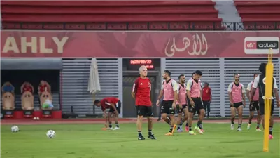 الطبيب النفسي يجتمع مع لاعبي الأهلي قبل مواجهة المقاولون 