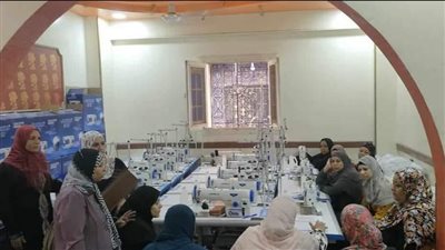 برنامج فرصة بالمنيا يسلم ماكينات خياطة لـ13 مستفيدة