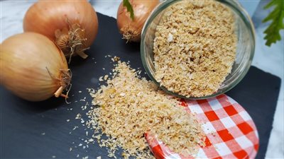 طريقة حفظ وتخزين البصل الأخضر في الثلاجة والأحمر في الظلام