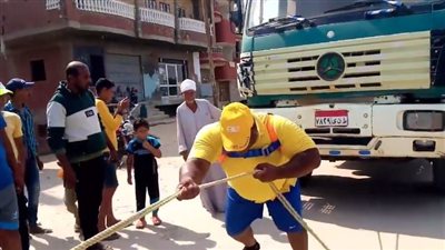 سحب سيارة تحمل 1150 أسطوانة غاز.. أشرف كابونجى يثير تعاطف النشطاء| فيديو