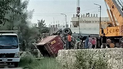 رفع سيارة نقل ثقيل بعد انقلابها في مسقى بالإسماعيلية|صور
