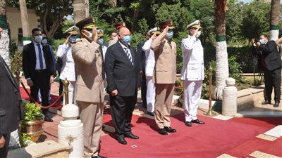 محافظ القاهرة يضع إكليلا من الزهور على مقابر شهداء المنطقة العسكرية بالخفير