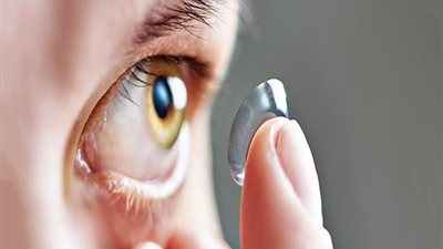 في حادثة نادرة.. إزالة 23 عدسة لاصقة من عين امرأة