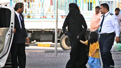 اعتاد التجول بعباءة نسائية.. تفاصيل مثيرة لحياة مايكل جاكسون في البحرين