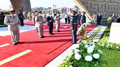  10 صور ترصد وضع السيسي أكاليل الزهور علي قبور النصب التذكاري لشهداء القوات المسلحة والسادات وناصر