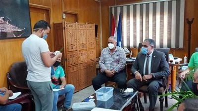  محافظ دمياط تجري قرعة لتسكين قرية الصيادين برأس البر