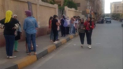 أولياء الأمور يستقبلون المعلم البريء من تهمة التحرش بالورود والطبل البلدي ببنها