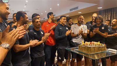  الجهاز الفني ولاعبو المنتخب الوطني يحتفلون بعيد ميلاد 