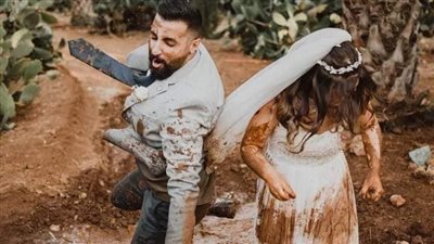 مصيبة لو بقيت موضة.. عروسان يحتفلان بزفافهما بـ