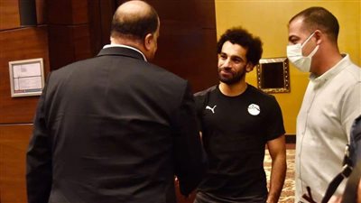 محمد صلاح يلتقط الصور التذكارية مع فريق الاتحاد السكندري لكرة السلة | صور 