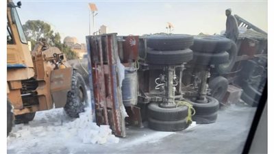 انقلاب سيارتي نقل محملتين بالطوب أعلى الدائرى بنزلة اللبينى | صور