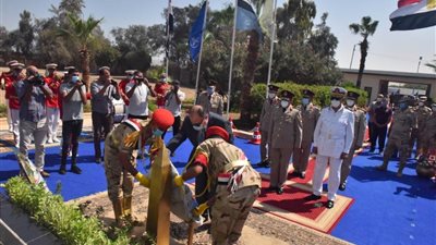 محافظ الأقصر يضع إكليلا من الزهور على النصب التذكاري للشهداء