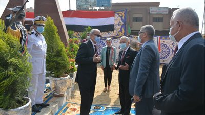 محافظ القليوبية يضع إكليلا من الزهور على النصب التذكاري للجندي المجهول