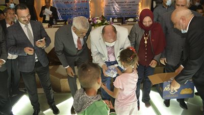 محافظ أسيوط يوزع الحقائب والأدوات المدرسية على الطلاب الأيتام 