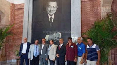 محبو مبارك يحيون ذكرى انتصار أكتوبر أمام مقبرته | فيديو وصور