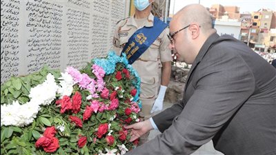 محافظ بني سويف يضع إكليلا من الزهور على قبر الجندي المجهول | صور