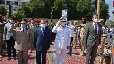  محافظ المنيا يضع إكليلا من الزهور على النصب التذكاري 