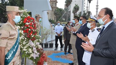محافظ الدقهلية يضع إكليل زهور على النصب التذكاري للشهداء بالمنصورة