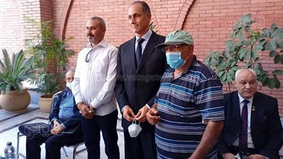  جمال وعلاء مبارك يزوران قبر والدهما لإحياء ذكرى نصر أكتوبر | فيديو وصور 