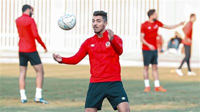 محمد شريف ينتظم في تدريبات الأهلي الجماعية.. غدًا