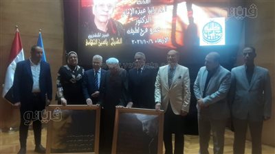 لحظة تكريم ياسين التهامي خلال مشاركته في افتتاح معرض سبحة صوفية بجامعة طنطا | فيديو