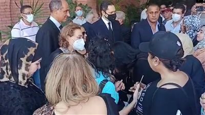 سيدة تقبل يد سوزان مبارك أمام مقبرة الرئيس الراحل | فيديو 